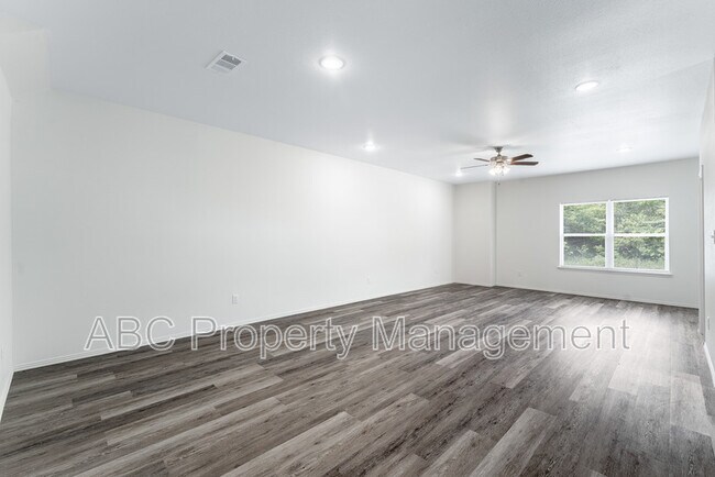 Building Photo - 955 S Benchmark Ln