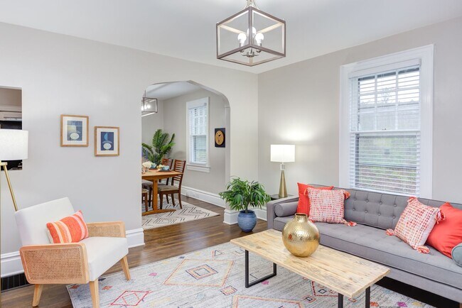 Foto del edificio - Available Now - Adorable and Spacious! 2 B...