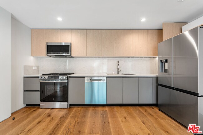 Foto del edificio - 8261-8264 4th St