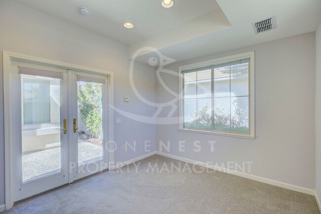 Foto del edificio - 400 Lilypond Ln