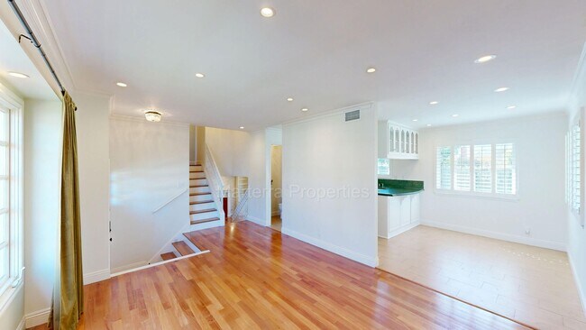 Building Photo - Large Spacious Home with a Pool!