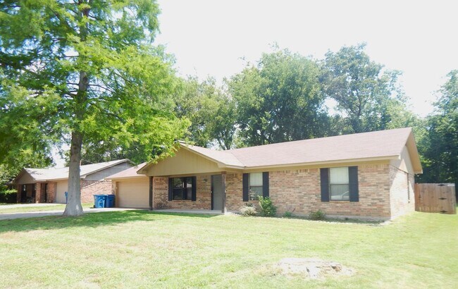 Foto del edificio - Beautiful 3 Bedroom, 2 Bathroom Home in Whitehouse ISD!