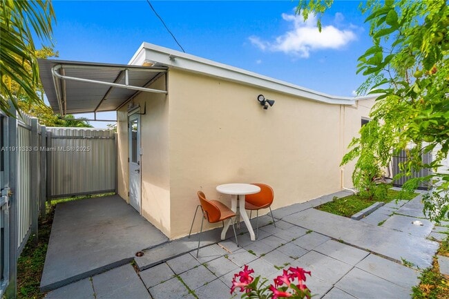 Foto del edificio - 570 W 46th Pl