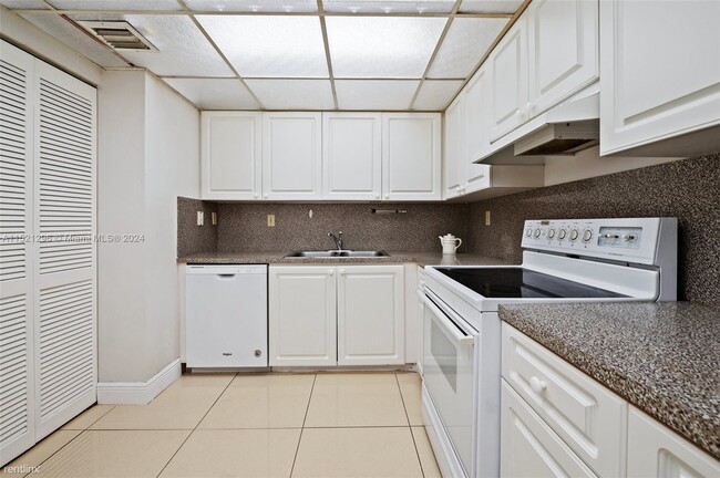 Foto del edificio - 3 br, 3 bath House - 1450 Brickell Bay Dr ...