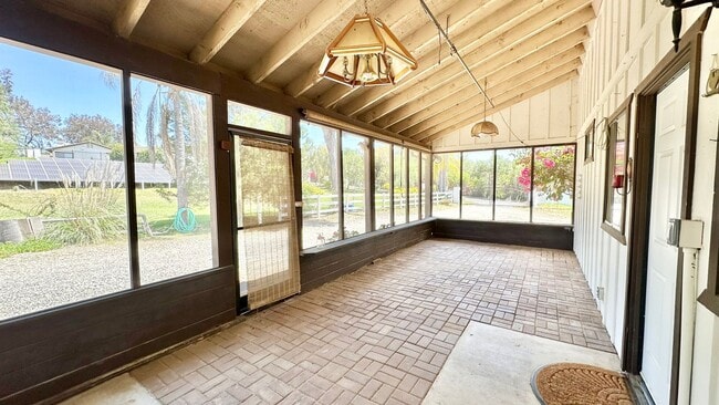 Building Photo - Darling Fully Furnished Guest Home Unit wi...