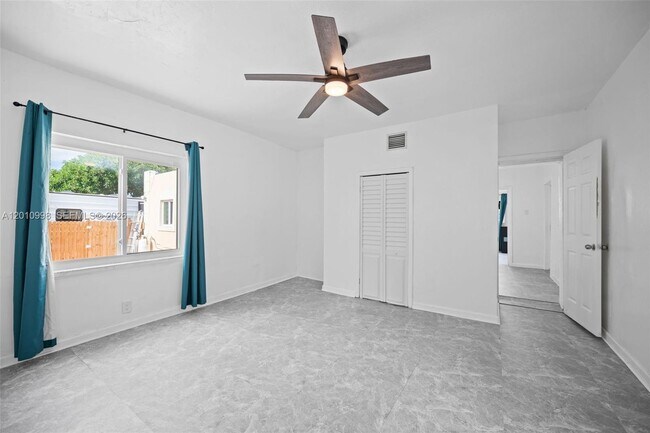 Foto del edificio - 1199 NW 121st St