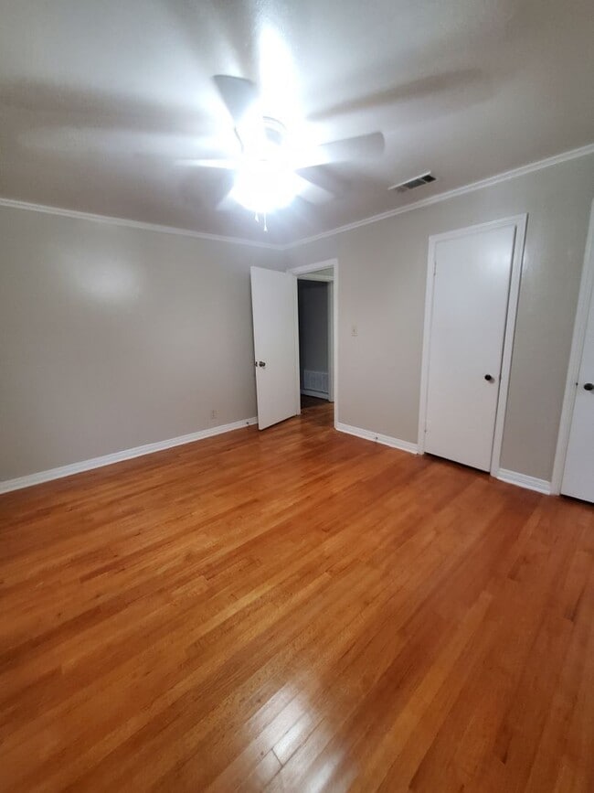 Building Photo - $500 Off 1st Month Special