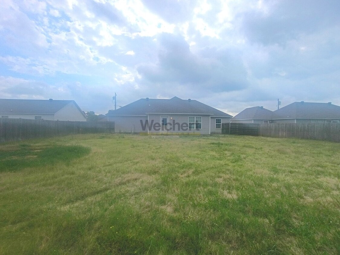 Building Photo - 3bed/2bath house with garage