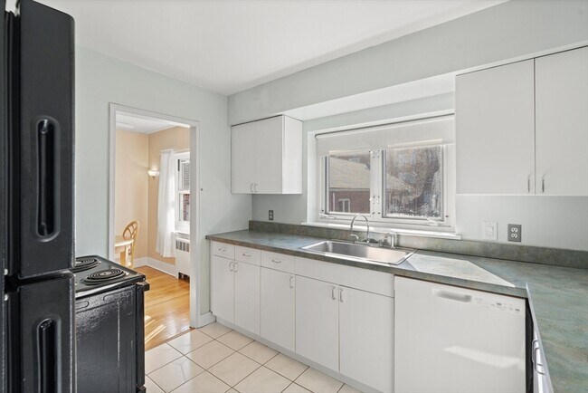 Building Photo - 130 Boylston St