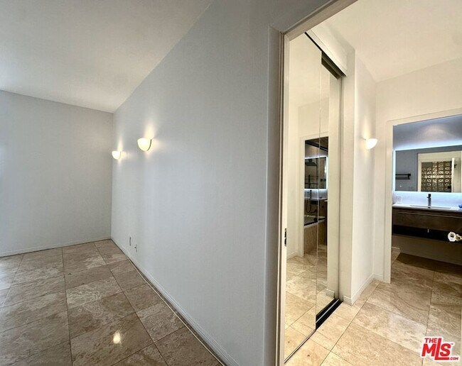 Building Photo - 999 N Doheny Dr