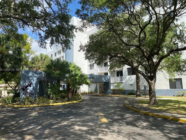 Foto del edificio - 901 Hillcrest Dr