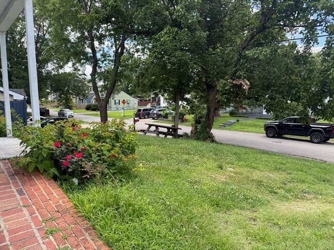 Building Photo - 2 Bedroom Cottage in Woodbine!