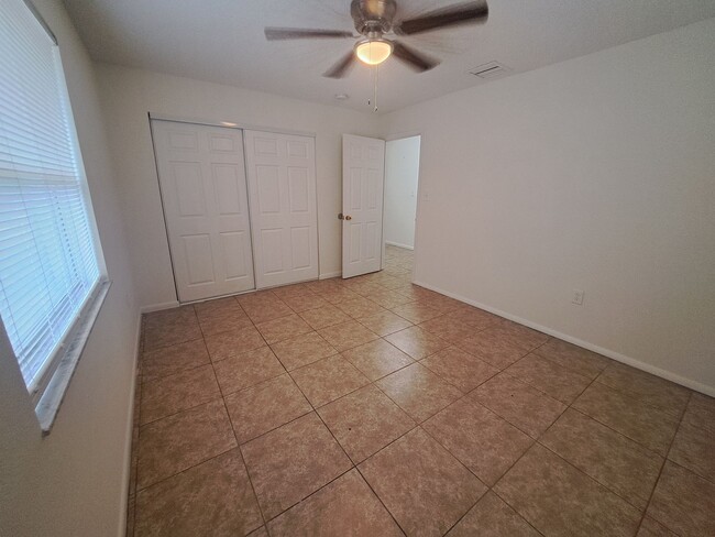 Building Photo - Bright and Spacious 2/1 Duplex