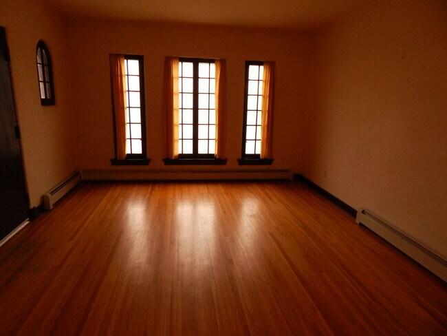 Building Photo - 211 Dartmouth Dr SE
