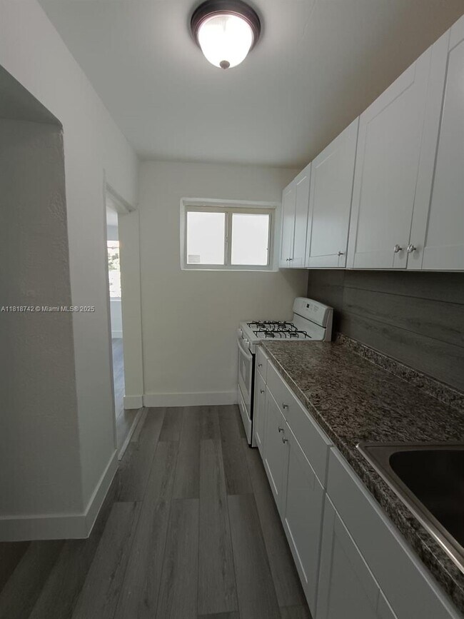 Foto del edificio - 1857 SW 4th St