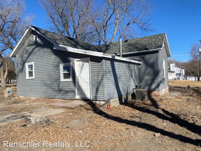 Building Photo - 2 br, 1 bath House - 111 W. 7th St.