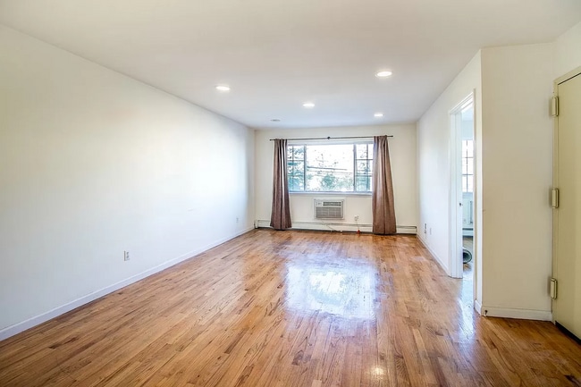 Building Photo - Large 3BR, 2 baths - Upper Ditmars