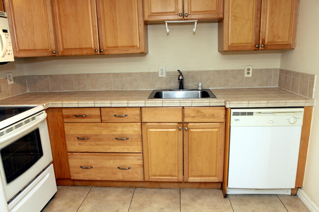 Building Photo - 1060 Crystal Lake Dr
