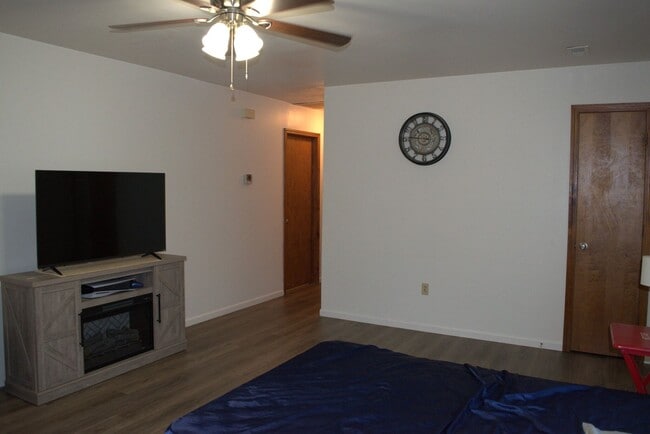 Building Photo - Nice 2 Bed 1 Bath Duplex In Southern Boone!