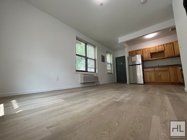 Foto del edificio - 810 EAST 165 STREET 2nd floor
