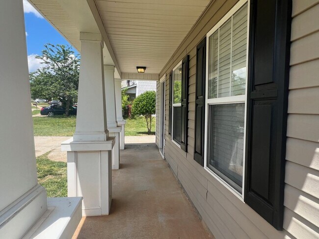 Foto del edificio - Charming 3 Bed/2.5 Bath Home - 2 Story - 1 Car Attached Garage - Covered Porch - Private Wooded Back