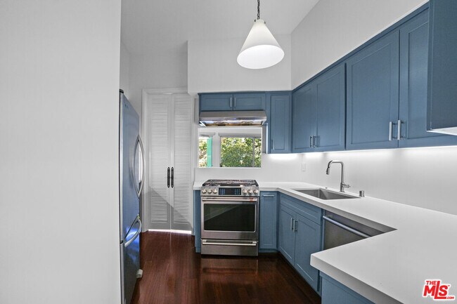 Building Photo - 516 San Vicente Blvd