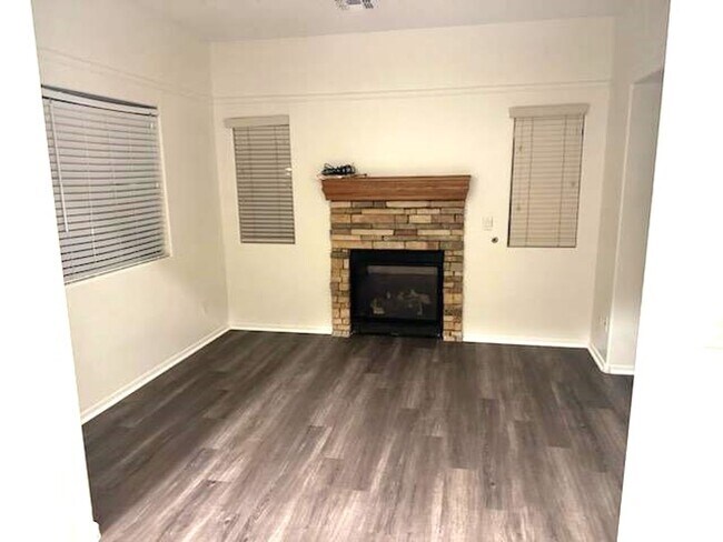 Building Photo - Great 4 bed 2.5 home near community pool!
