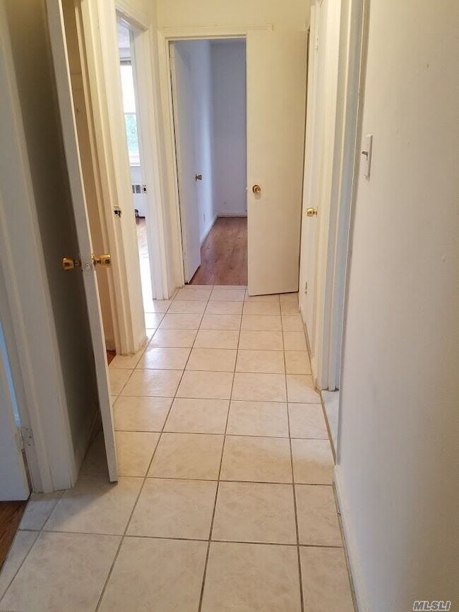Foto del edificio - 86-42 Little Neck Pkwy