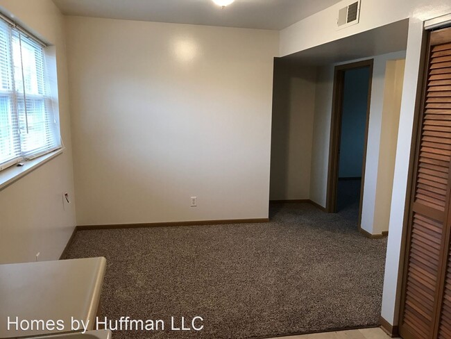 Building Photo - 1613-1645 S Green River Rd
