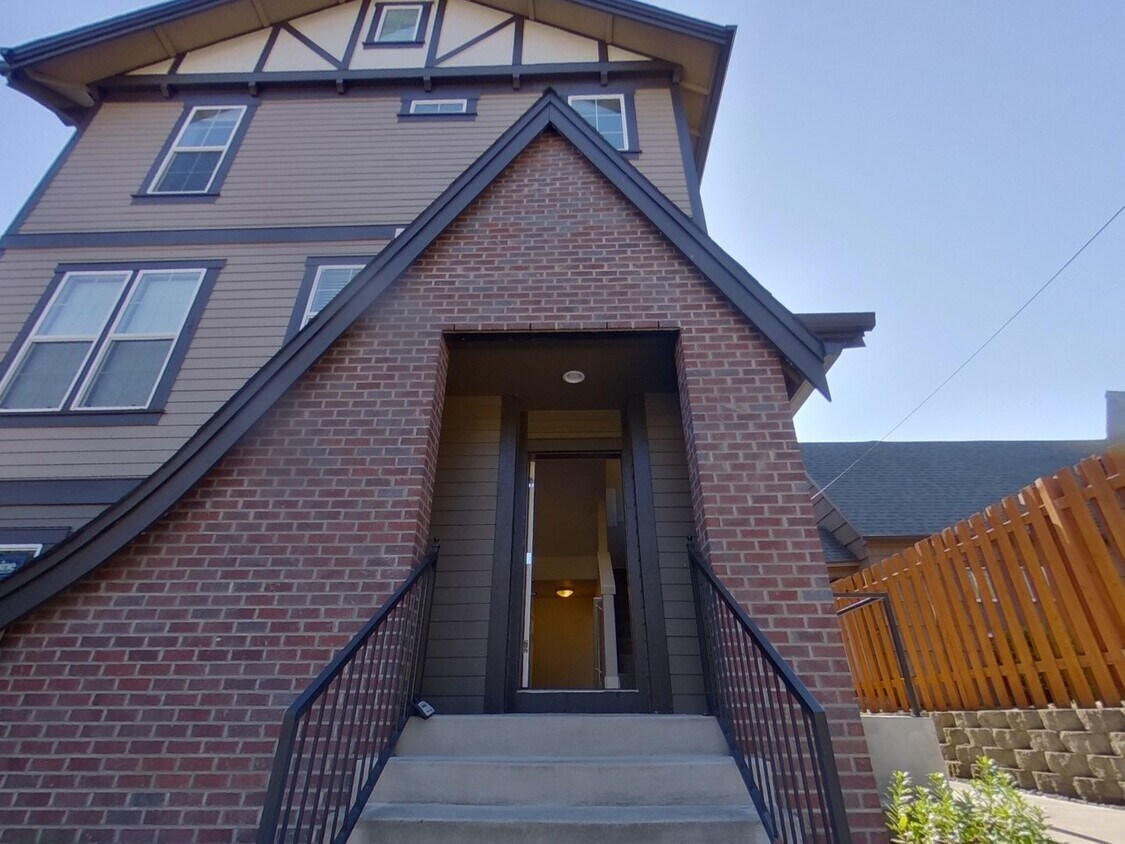 Primary Photo - Greek Street Townhomes (335)