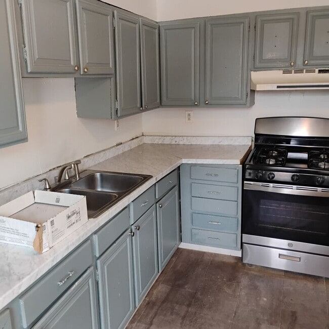 Building Photo - 305 3rd St