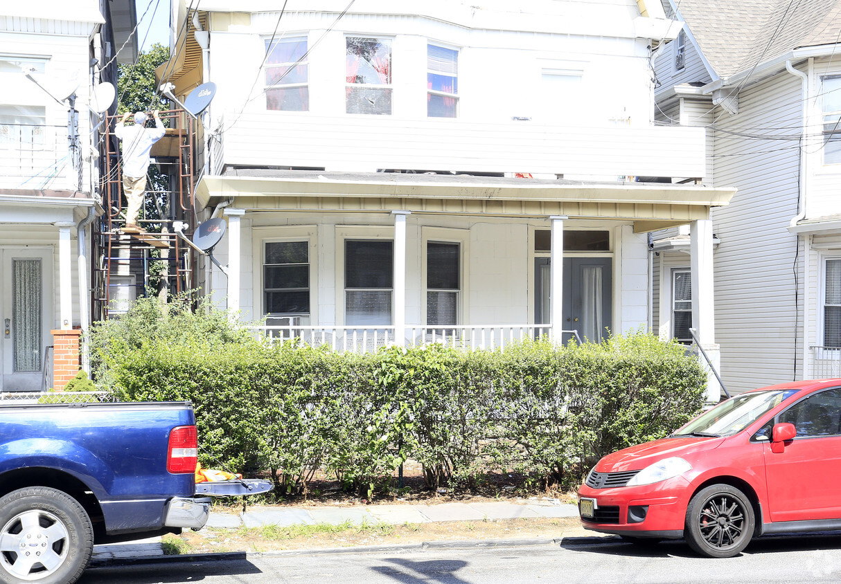 Building Photo - 148 W Lincoln Ave