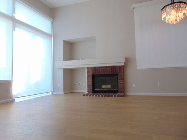 Foto del edificio - Gorgeous 2 story home available now in Gat...