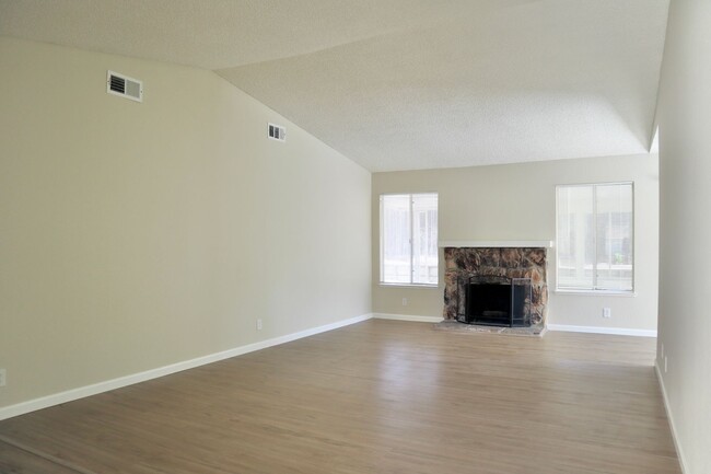 Foto del edificio - 3-bedroom home + sunroom in Fremont - newl...