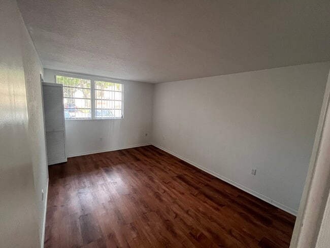 Building Photo - 9137 Fontainebleau Blvd