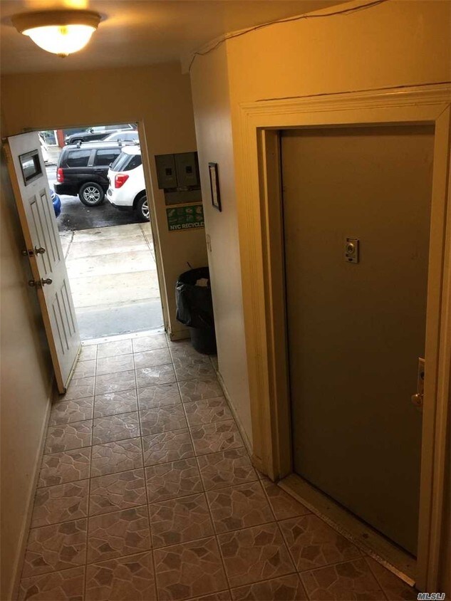 Foto principal - 1551 White Plains Rd