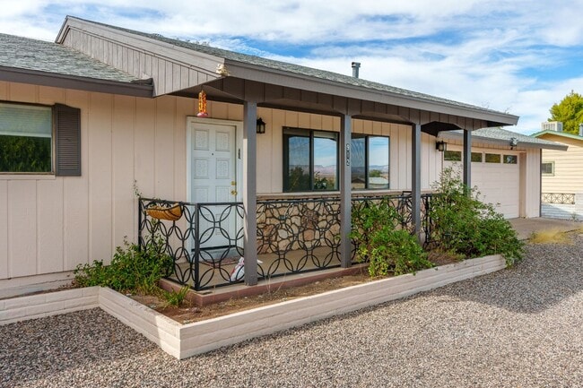 Building Photo - Wonderful Home 3 bed 1 bath with a Great Yard