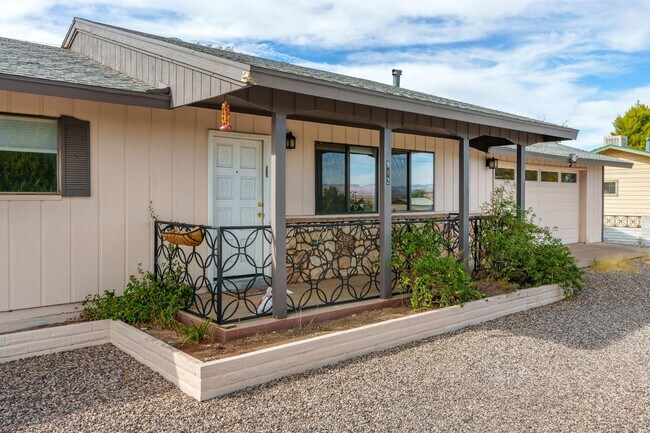 Foto del edificio - Wonderful Home 3 bed 1 bath with a Great Yard