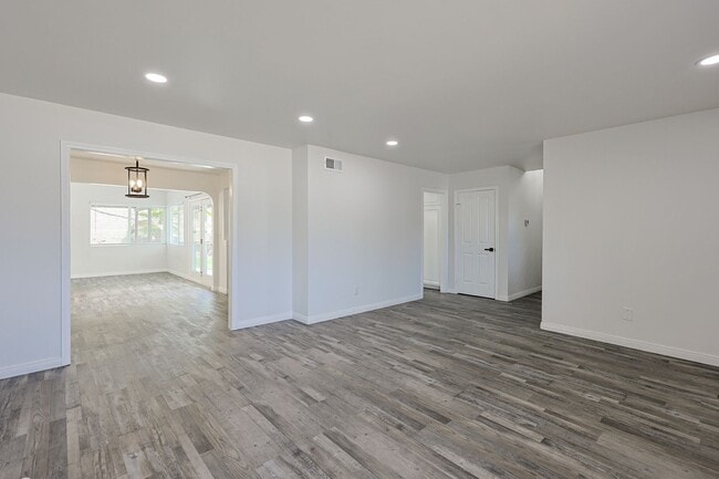 Building Photo - Spacious 5-Bedroom, 3-Bath Home – Convenie...