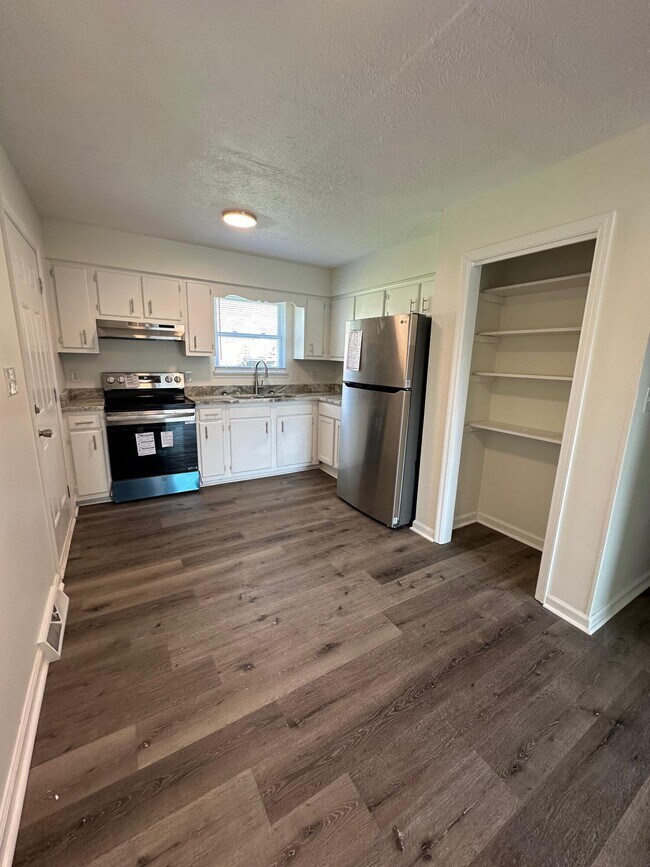 Building Photo - 425 Patrician Pl