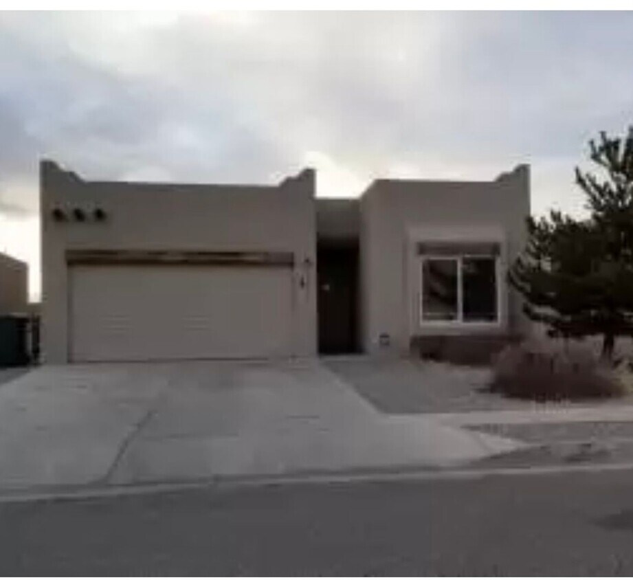 Foto principal - 4 bedroom 2 bath home located in northern ...