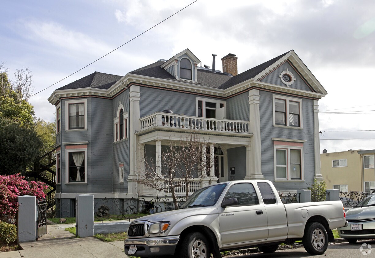 Building Photo - 282 Adams St