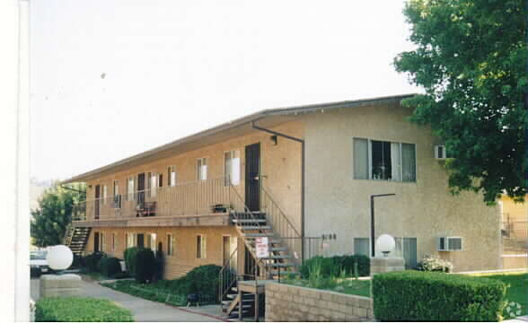 Foto del edificio - 8104-8108 Golden Ave