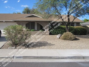 Building Photo - 1028 E Paradise Ln