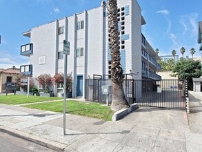 Building Photo - 357 S 4th St