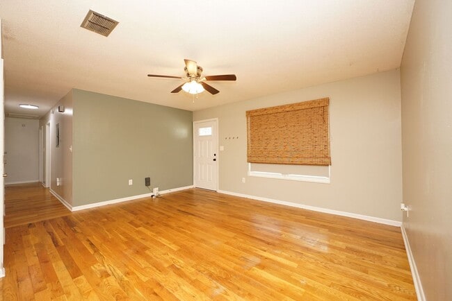 Building Photo - 4 Bedroom Home in Valparaiso- Near Eglin AFB