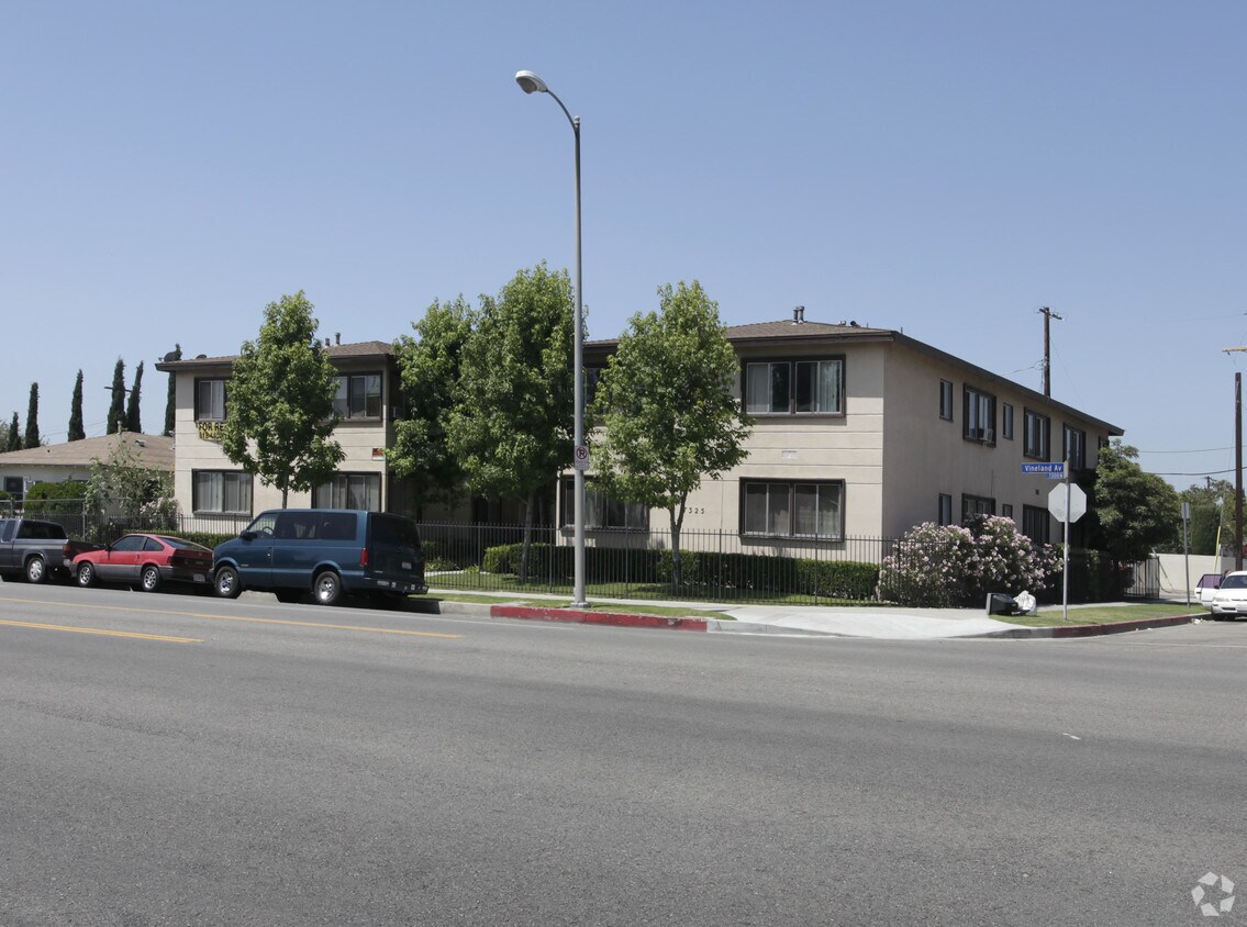 Primary Photo - 7325 Vineland Ave