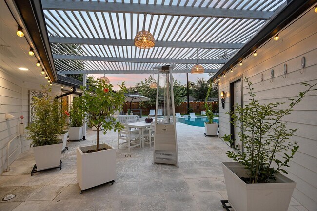 Foto del edificio - 8518 Westview Dr