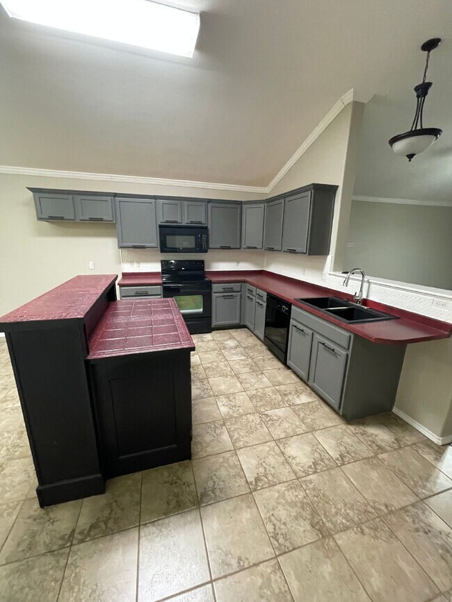Foto del edificio - Stunning 3 Bedroom with Hard Surface Flooring Throughout!