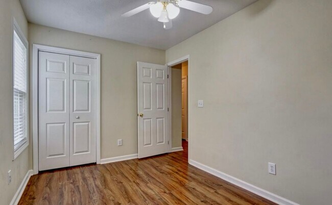 Building Photo - 3 Bedroom Home located Close To Carolina Beach